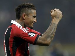 Boateng anota uno de los goles que dieron la victoria a Milán en San Siro. AP /