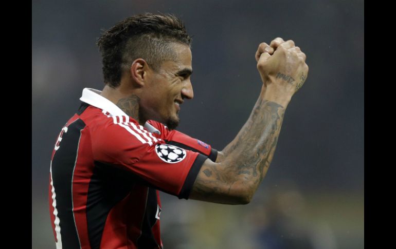 Boateng anota uno de los goles que dieron la victoria a Milán en San Siro. AP /