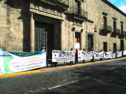 Con pancartas, los manifestantes piden ser escuchados por los diputados locales.  /