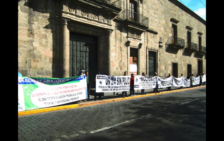 Con pancartas, los manifestantes piden ser escuchados por los diputados locales.  /