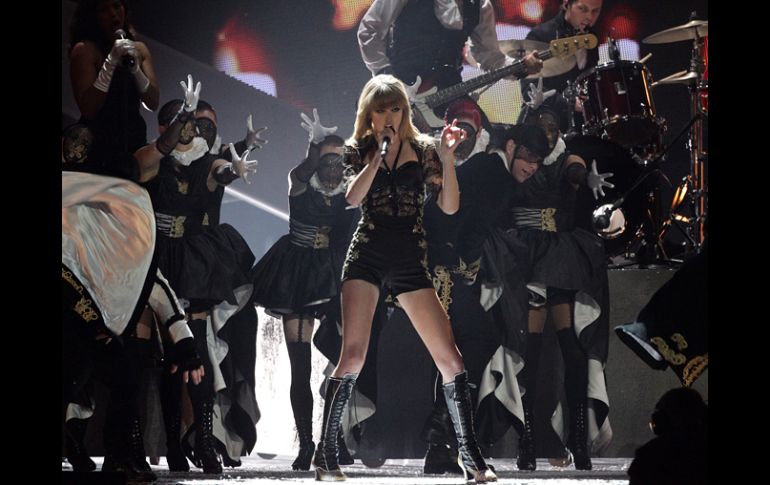 Taylor Swift: Un ''Sexy Body'' negro y botas de cuña alta para presentar su número musical. EFE /