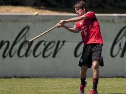 Carlos Fierro muestra sus dotes de beisbolista en la práctica del Tri Sub-20. MEXSPORT /