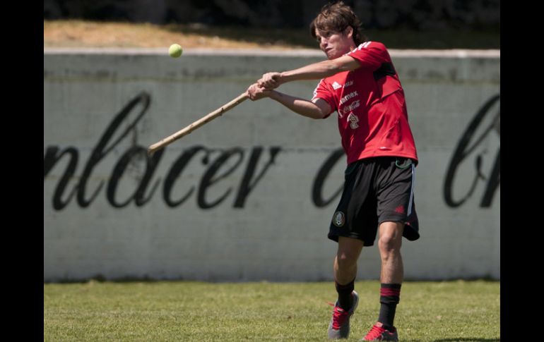 Carlos Fierro muestra sus dotes de beisbolista en la práctica del Tri Sub-20. MEXSPORT /