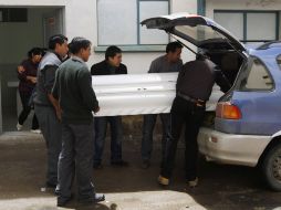 Familiares del joven asesinado se encargaron del traslado a la ciudad de Kevin Beltrán. AP /