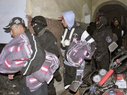 Los aficionados detenidos del Corinthians son escoltados por la policía. EFE /