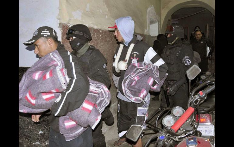 Los aficionados detenidos del Corinthians son escoltados por la policía. EFE /