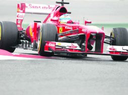 El piloto de Ferrari registró 1:21.875, a milésimas del mejor tiempo de la semana del tapatío Sergio Pérez quien logró 1:21.848. EFE /