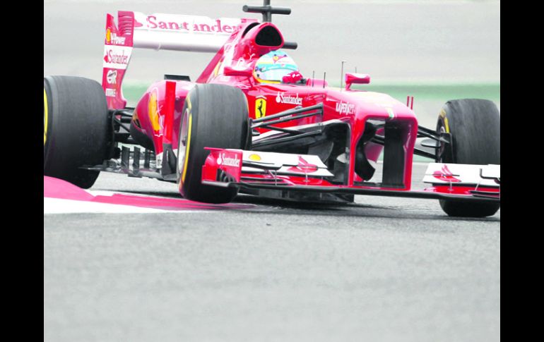 El piloto de Ferrari registró 1:21.875, a milésimas del mejor tiempo de la semana del tapatío Sergio Pérez quien logró 1:21.848. EFE /