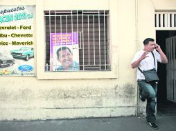 Respaldo. En la fachada del Hospital Militar han colocado pancartas en apoyo al mandatario. EFE /