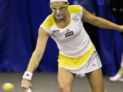 La tenista belga Kirsten Flipkens devuelve la bola durante el partido individual femenino de segunda ronda del torneo de Memphis. ESPECIAL /