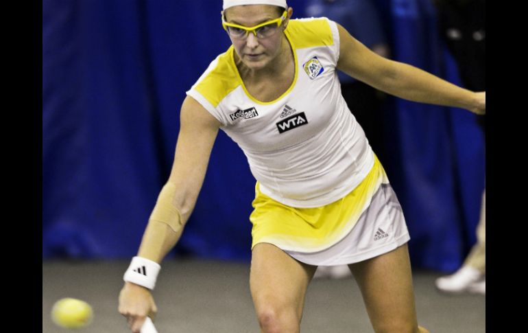 La tenista belga Kirsten Flipkens devuelve la bola durante el partido individual femenino de segunda ronda del torneo de Memphis. ESPECIAL /