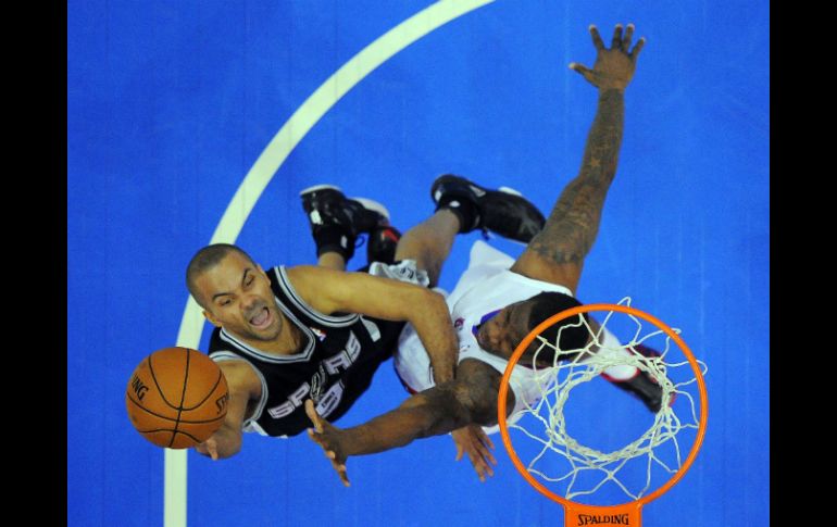 Tony Parker dirigió una vez más el ataque de los Spurs al conseguir 31 puntos, siete asistencias y capturó dos rebotes. AP /