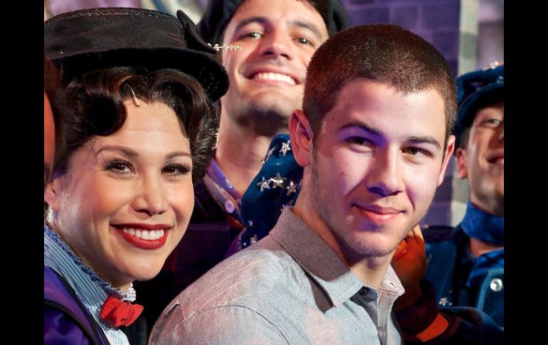 Nick Jonas estuvo presente en la centésima función de ''Mary Poppins''. Imagen de @biancamarroquin. ESPECIAL /