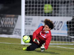 Guillermo Ochoa durante una de las prácticas del Ajaccio. ARCHIVO /