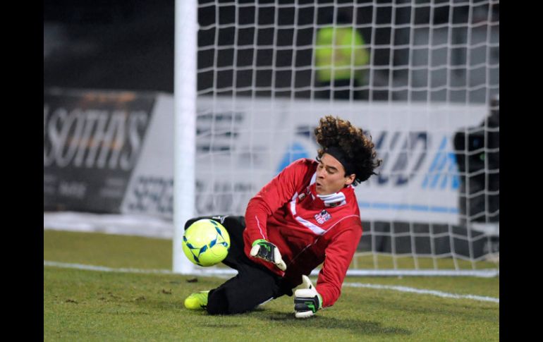 Guillermo Ochoa durante una de las prácticas del Ajaccio. ARCHIVO /