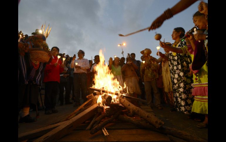 La líder guatemalteca Rigoberta Menchú asegura que el mandatario recibió energías cósmicas de un ritual maya para su sanación. AFP /