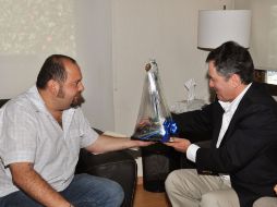 El presidente municipal agradeció el obsequio con la entrega de una escultura realizada por artistas vallartenses. ESPECIAL /