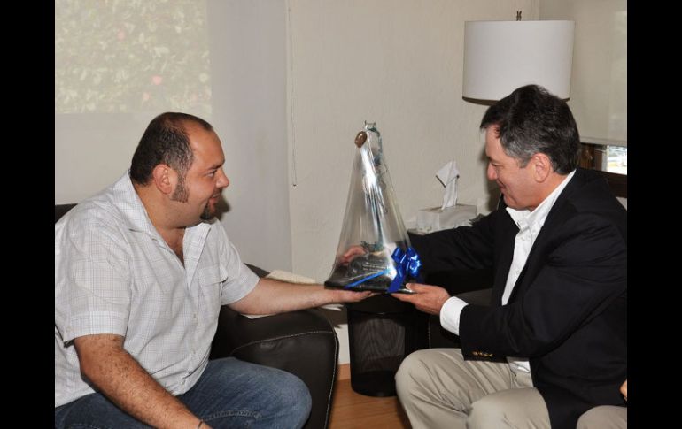 El presidente municipal agradeció el obsequio con la entrega de una escultura realizada por artistas vallartenses. ESPECIAL /