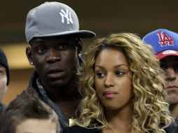 Balotelli (izq) tendrá opción de enfrentar a su ex equipo en el futbol italiano. AP /