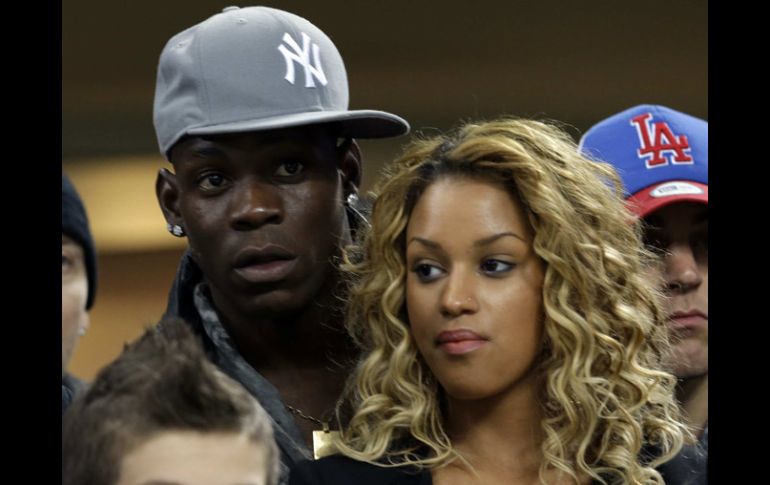 Balotelli (izq) tendrá opción de enfrentar a su ex equipo en el futbol italiano. AP /