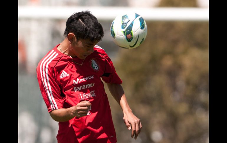 Jorge Espericueta remata el balón de cabeza en una de las prácticas del equipo mexicano. MEXSPORT /