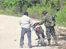 Vigilancia. Un militar guatemalteco realiza una revisión en Petén, cerca de la frontera con México. AP /