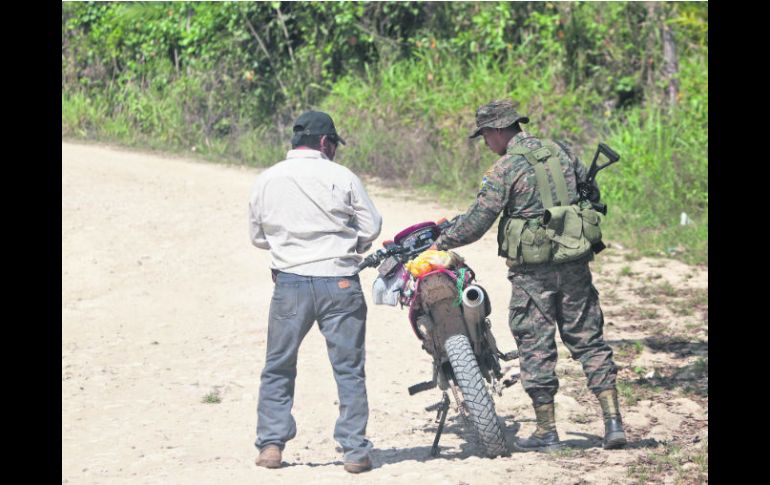 Vigilancia. Un militar guatemalteco realiza una revisión en Petén, cerca de la frontera con México. AP /