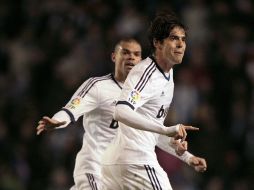 Kaká festeja un gol en el partido junto a Pepe. AP /