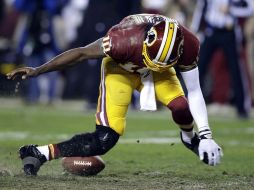 La rodilla izquierda de Griffin III no soporto la tensión en el último juego de la temporada de los Pieles Rojas. AP /