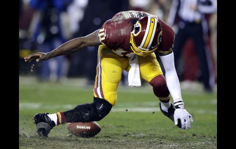 La rodilla izquierda de Griffin III no soporto la tensión en el último juego de la temporada de los Pieles Rojas. AP /