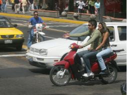 Centro histórico. Dos conductores violan el reglamento para conducir motocicleta. ARCHIVO /