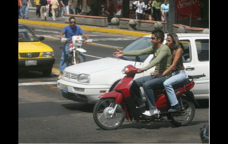 Centro histórico. Dos conductores violan el reglamento para conducir motocicleta. ARCHIVO /