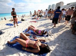 Cada año en estas fechas llegan a Cancún de manera masiva estudiantes procedentes de Estados Unidos. ARCHIVO /