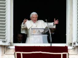 Benedicto XVI reza su último Ángelus en una abarrotada Plaza de San Pedro. AP /