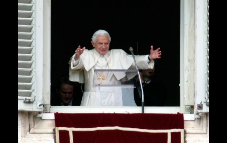 Benedicto XVI reza su último Ángelus en una abarrotada Plaza de San Pedro. AP /