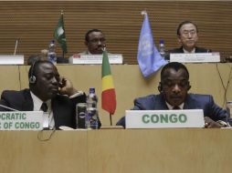 Joseph Kabila Kabange (i), presidente de la República Democrática del Congo, durante la firma del acuerdo. AP /