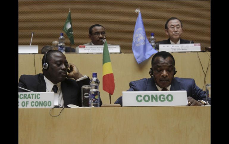 Joseph Kabila Kabange (i), presidente de la República Democrática del Congo, durante la firma del acuerdo. AP /