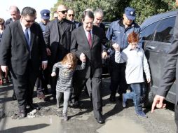 Nicos Anastasiades guía a niños a casillas de votación, durante las elecciones en Chipre. EFE /