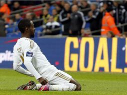 Nathan Dyer es el anotador de uno de los tantos con los que Swansea se alza con el título. EFE /