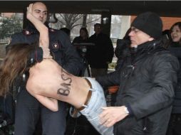 Miembros del movimiento ucraniano feminista Femen se manifestaron contra Silvio Berlusconi. EFE /