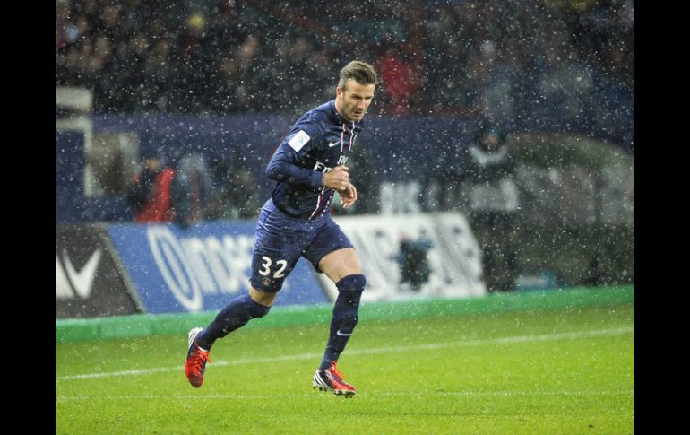 David Beckham entra a la cancha para debutar con el PSG. AFP /