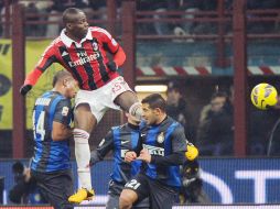 Balotelli salta para rematar entre tres jugadores del Inter durante el partido. AFP /