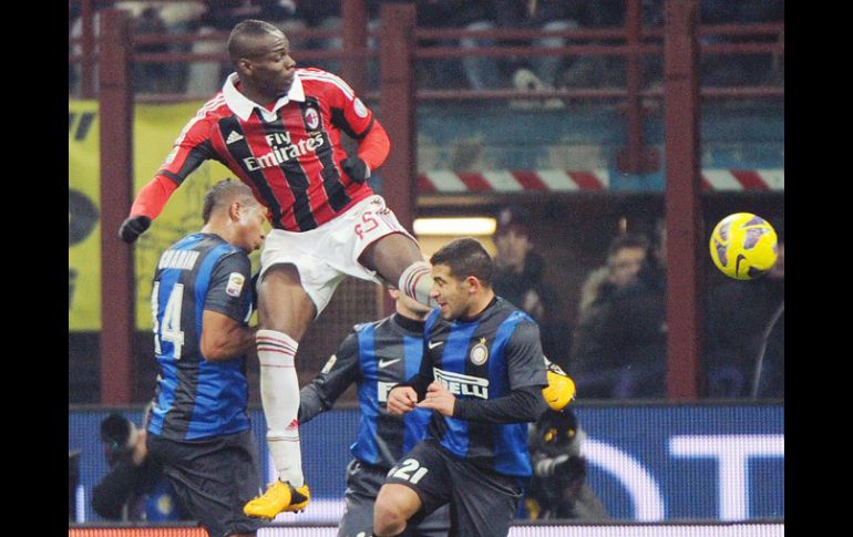 Balotelli salta para rematar entre tres jugadores del Inter durante el partido. AFP /