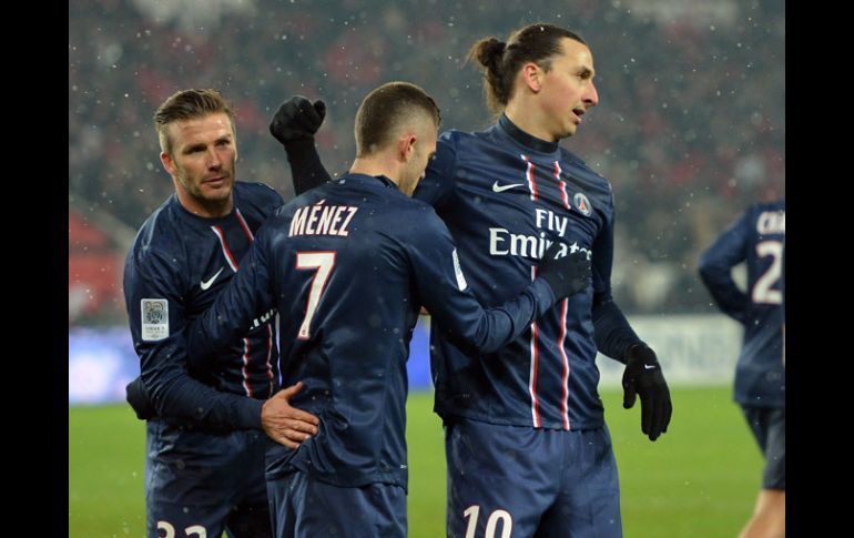 Beckham, Ménez e Ibrahimovic celebran un gol del PSG en el partido. AFP /