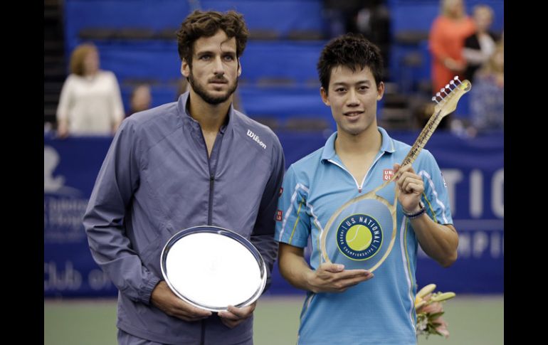 López y Nishikori posan con sus respectivos trofeos luego de la final. AP /