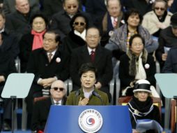 La presidenta da su discurso durante la ceremonia de inauguración de la Asamblea Nacional en Seúl. AP /