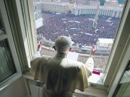 DESPEDIDA. Benedicto XVI dirige su último Ángelus ante unas 100 mil personas en la Plaza de San Pedro. EFE /