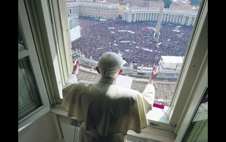 DESPEDIDA. Benedicto XVI dirige su último Ángelus ante unas 100 mil personas en la Plaza de San Pedro. EFE /