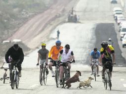 Faltan ''detalles''. El gobernador Emilio González recorrió ayer en bicicleta el tramo 5 del Periférico, que prevén inaugurar mañana.  /