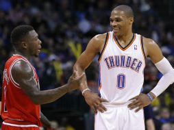 Westbrook (der) propina la sexta derrota en diez juegos al cuadro de Chicago. AP /